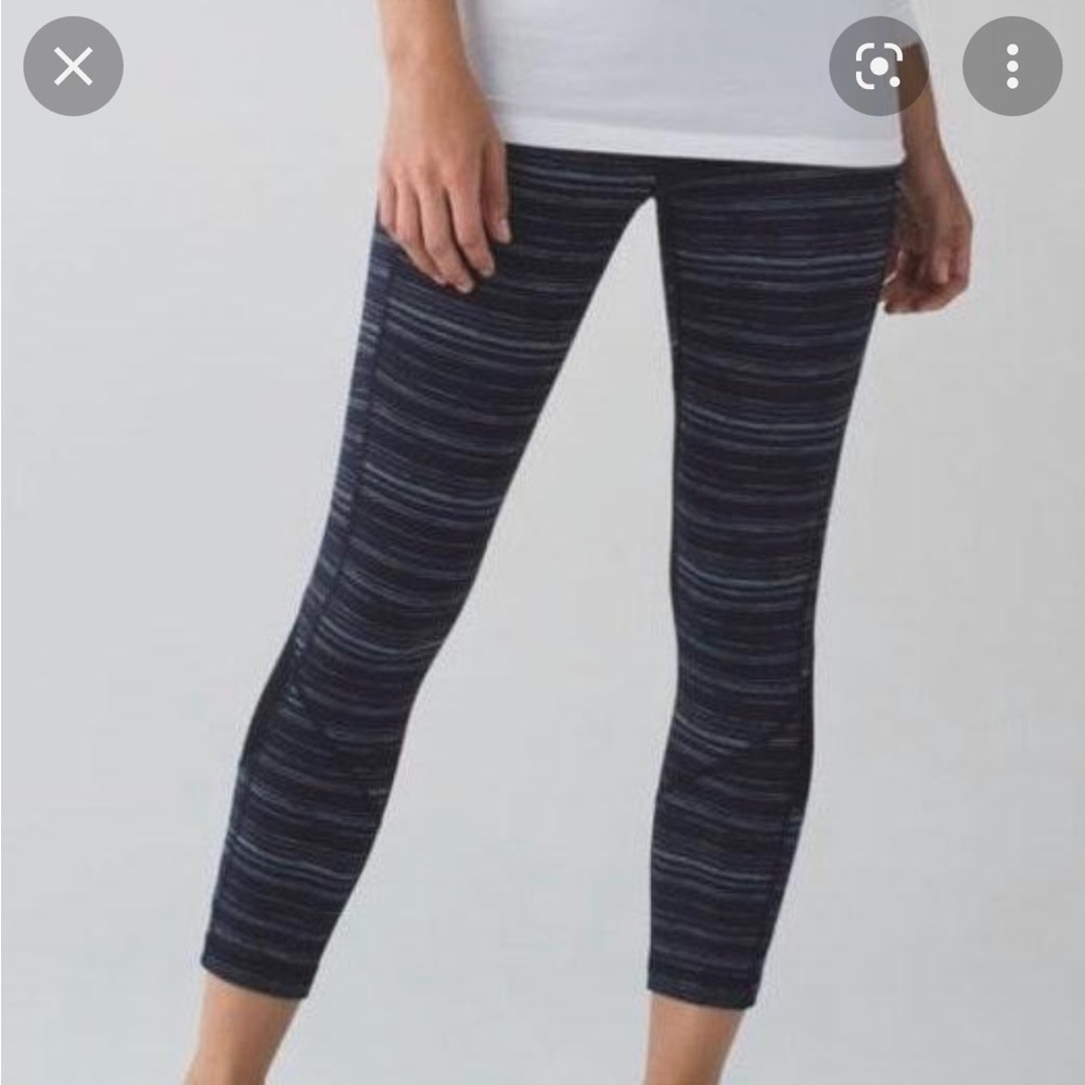 Navy blue leggings in excellent condition with side pockets.